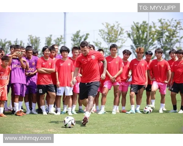 从稚嫩到巨星追寻足球球星幼年照片里的成长轨迹