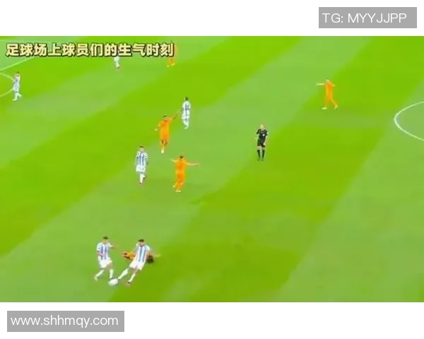 当红足球球星赛场怒火难平引发球队内部气氛紧张